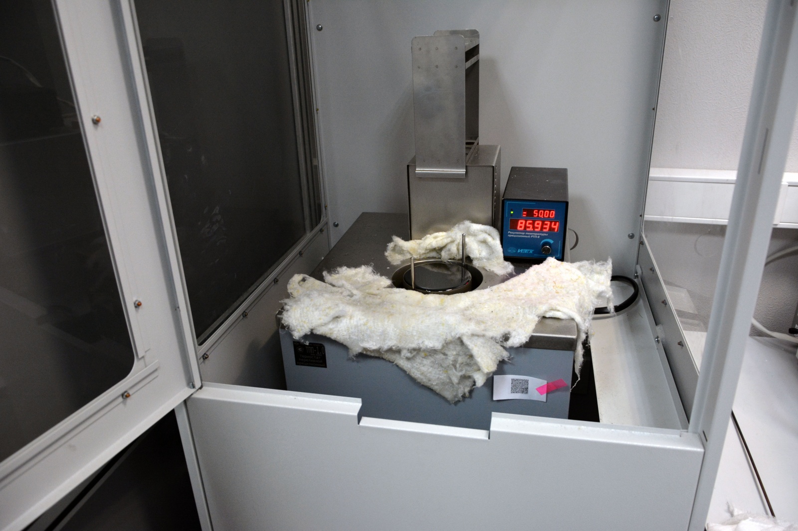 Масляный термостат остывает, видна выставленная температура 50 °C и текущая 85 °C